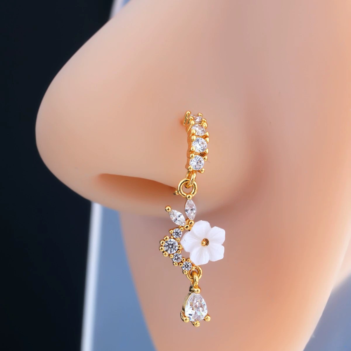 Body Jewelry Surgical Steel - ゴールドフラワーノーズリング、CZクリスタルティアドロップノーズフープ付き、18Gサージカルスチール、コテージコア、フェアリーコア、エステティックジュエリー
