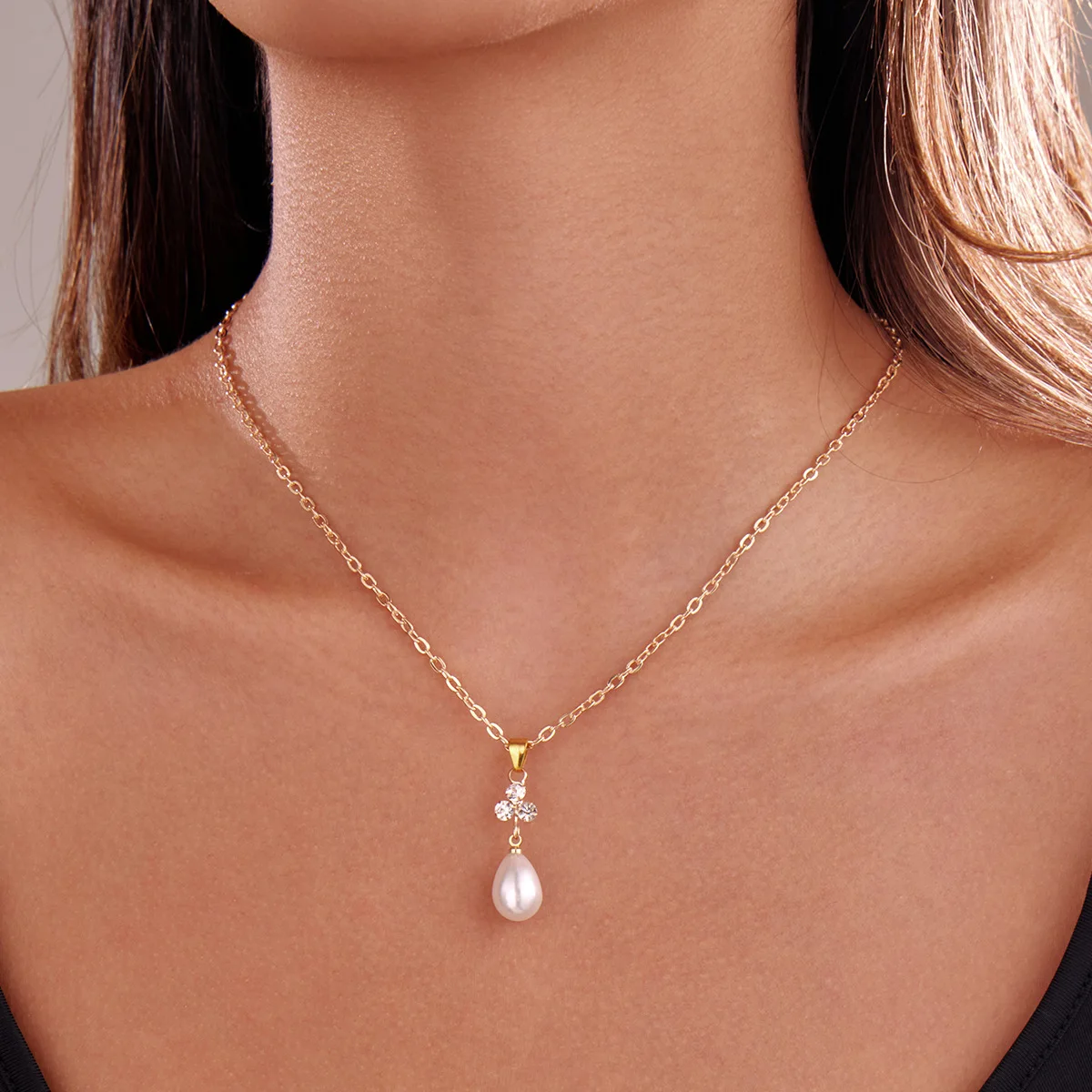 バックレスドレスに欠かせない華奢なゴールドネックレス、ミニマ - Body Jewelry For Backless Dress のレビューと価格
