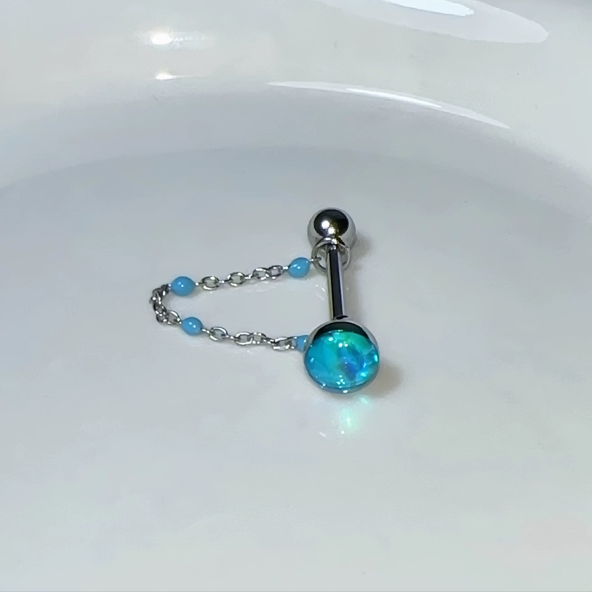 1個入り高品質トレンドブルーグリッターボールチェーンチタン鋼 - Body Jewelry High Quality のレビューと価格