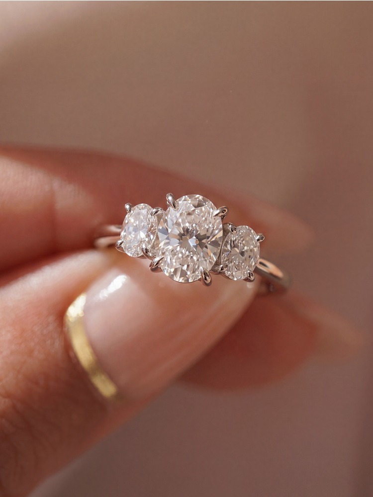 925スターリングシルバー製の豪華な3つの白いオーバルジルコ - Body Jewelry High Quality のレビューと価格