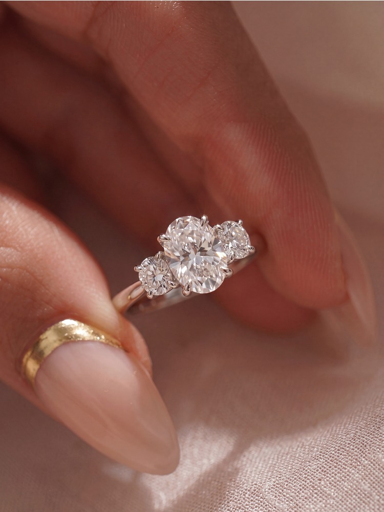 925スターリングシルバー製の豪華な3つの白いオーバルジルコ - Body Jewelry High Quality のレビューと価格