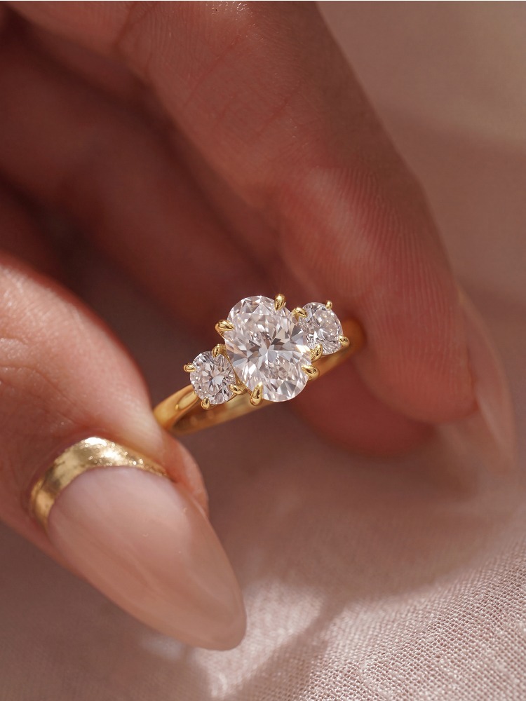 925スターリングシルバー製の豪華な3つの白いオーバルジルコ - Body Jewelry High Quality のレビューと価格